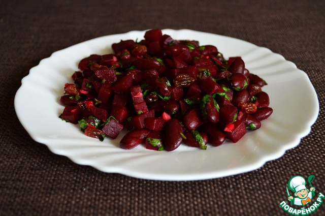 Beets, stewed with beans and raisins