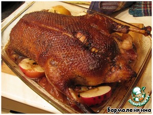 Honey duck with apples, cranberries and prunes
