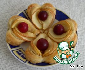 Hearts made of puff pastry with apples