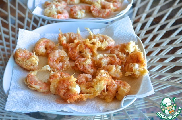 Shrimp in beer batter with sauce 
