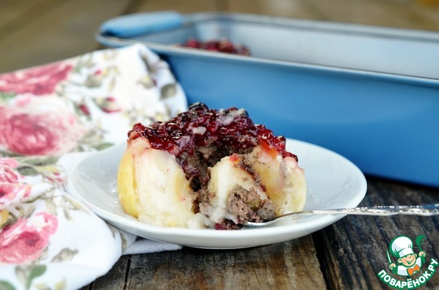 Baked apples with paste with the cranberry sauce