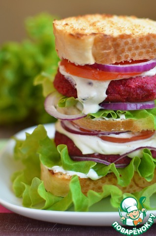 Beet-lentil patties. Burger with blue cheese sauce