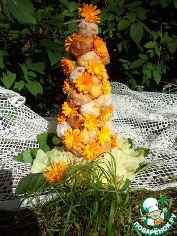 A croquembouche with rice-irysowym cream