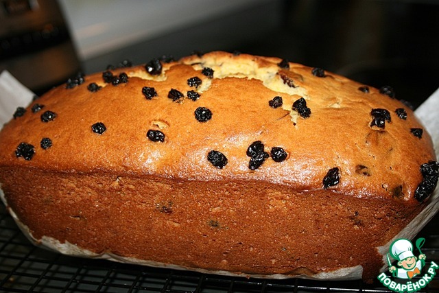 Orange cake with cranberries