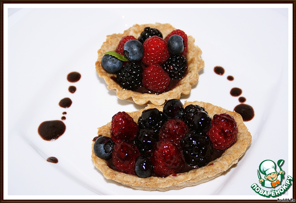 Fruit and chocolate baskets