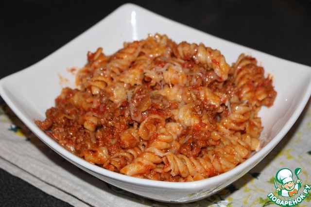 Macaroni with beef in tomato sauce