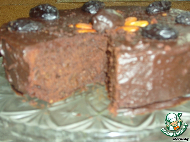 Chocolate cake with prunes and almonds