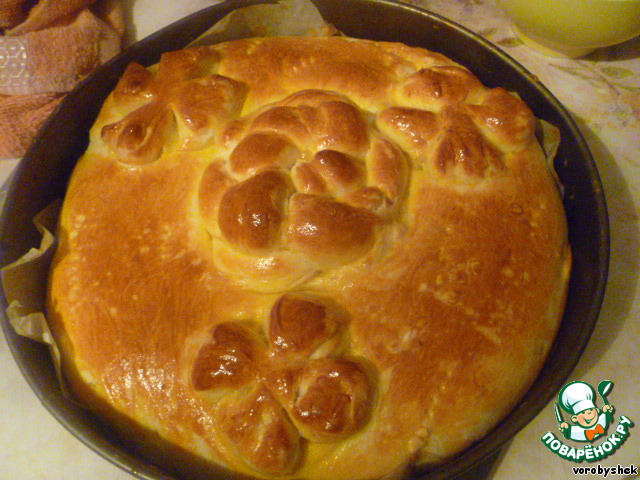 Pie with cabbage and potatoes