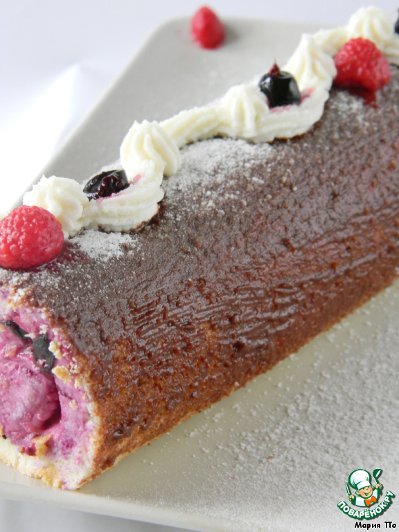 Biscuit roulade with berries