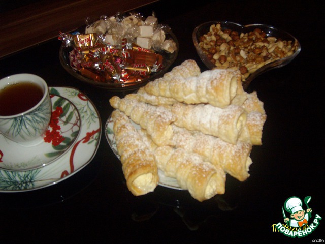 Puff pastry rolls with cream