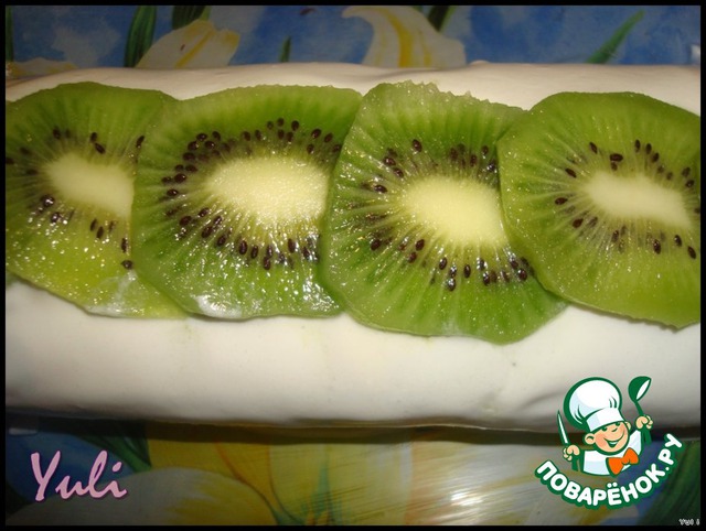 Chocolate roll with kiwi