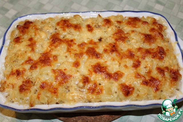 Macaroni baked with four cheeses