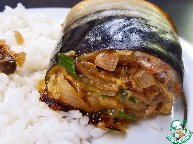 Roll of mackerel with onion and mushrooms