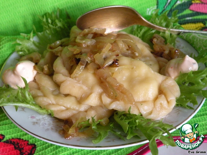 Potato-cheese dumplings on the yolk test