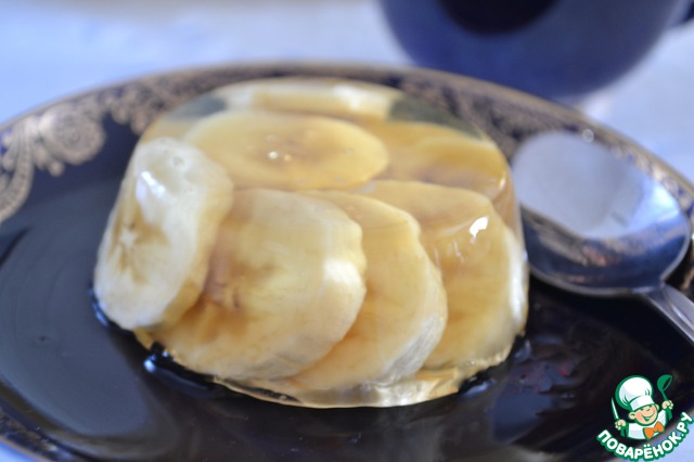 White wine jelly with bananas