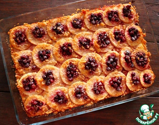 Apple pie with cranberries