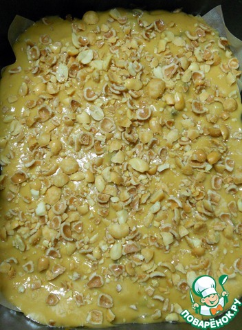 Caramel pie with apples, raisins and peanuts