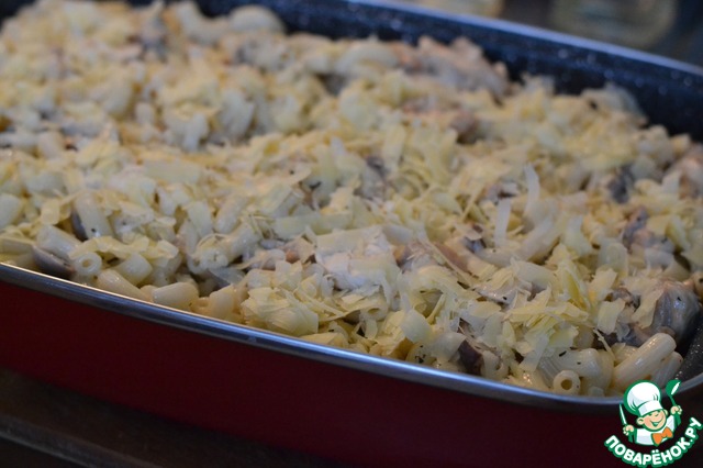 Macaroni with mushrooms and chicken