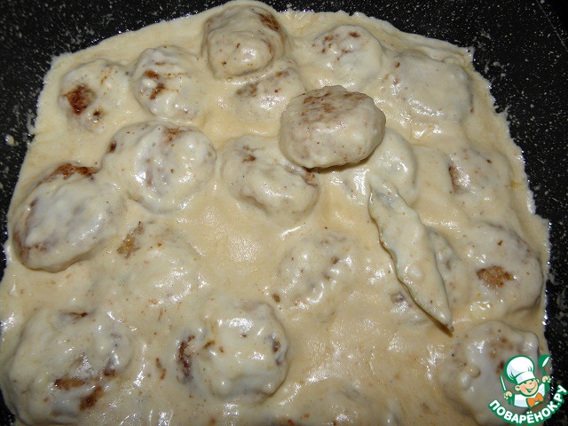 Meat balls in cheese and cream sauce
