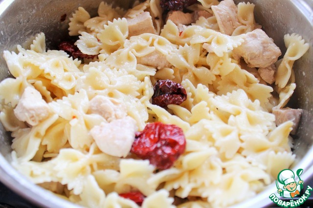 Creamy pasta with chicken and sun-dried tomatoes