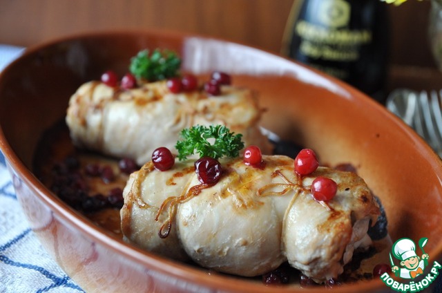 Chicken rolls with cranberries and mushrooms