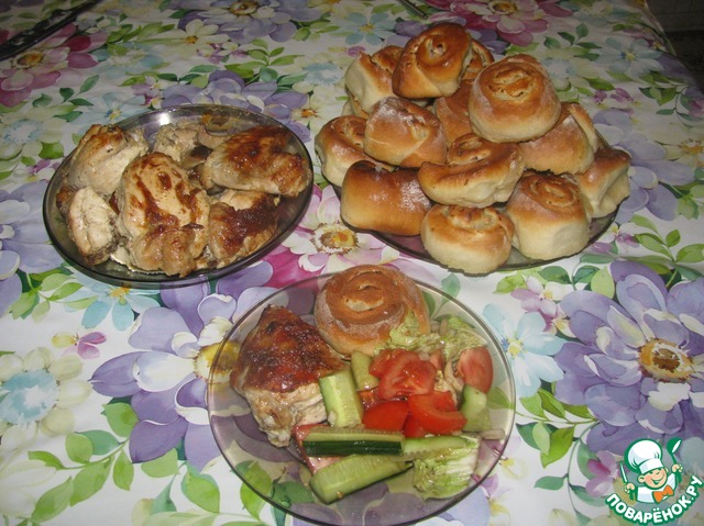 Chicken with onion rolls