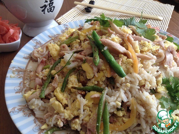 Rice in Thai style with calamari and scrambled eggs