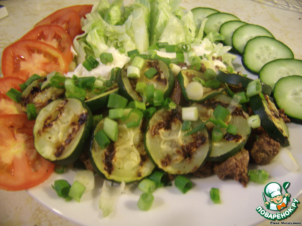 Salad with chicken liver and zucchini
