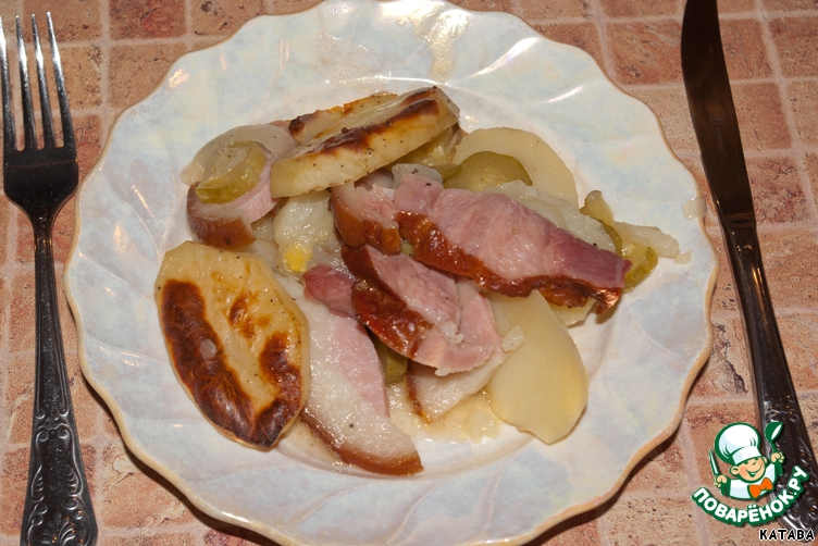 Potatoes, baked with pork knuckle and pickles