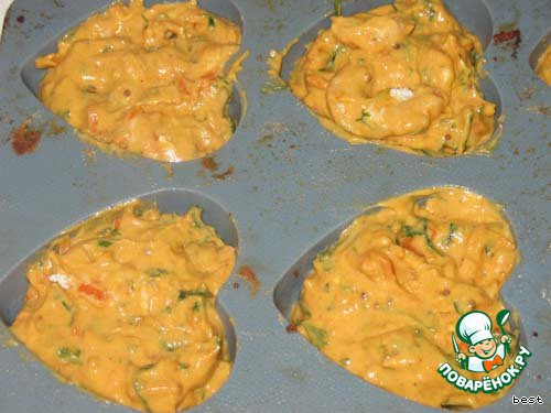 Spicy muffins with carrots and garlic