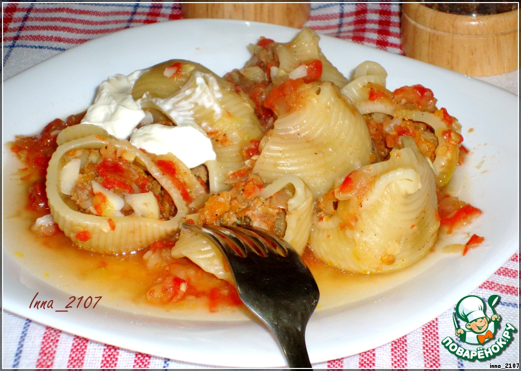 Shells with mince, zucchini and tomatoes