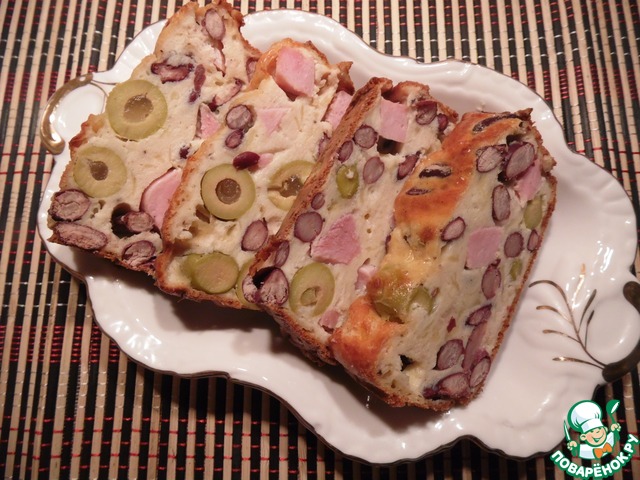Polish muffin with ham and beans