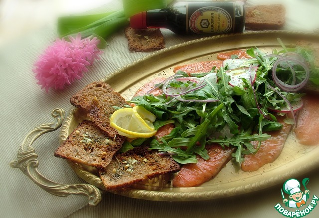 Salmon carpaccio with green salad