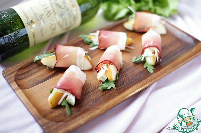 Rolls with ham and pear