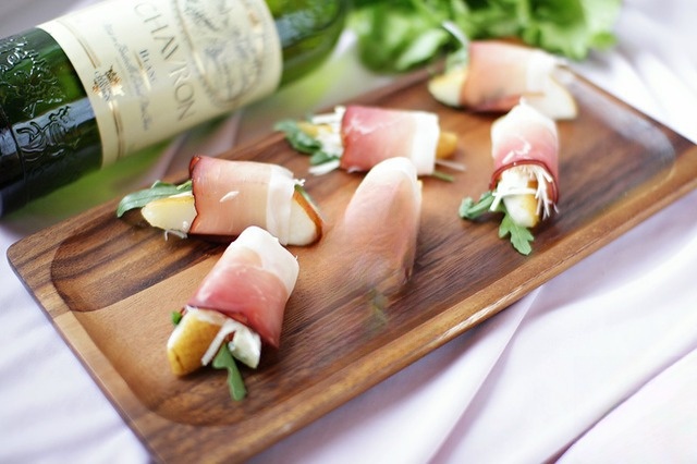 Rolls with ham and pear
