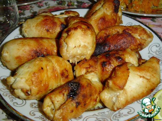 Fingers of chicken with prunes and pine nuts