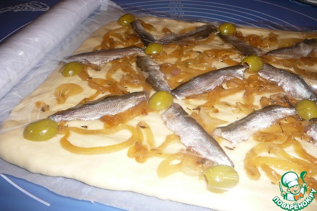 Snack pie with onions, anchovies and olives