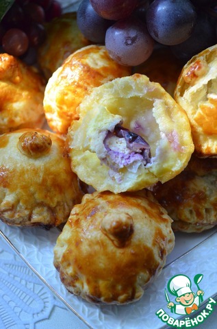 Puff pastry with grapes