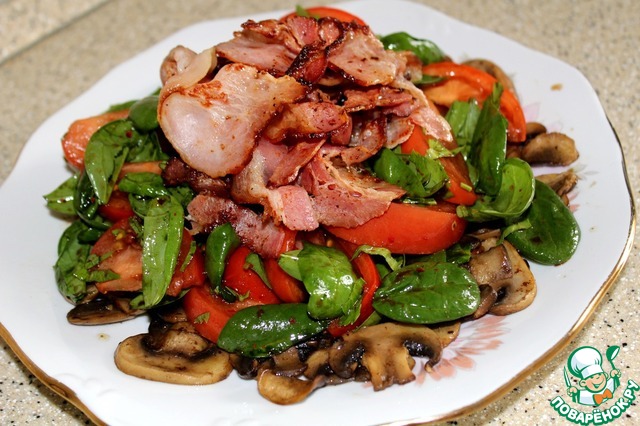 Spinach salad and bacon into mushroom substrate