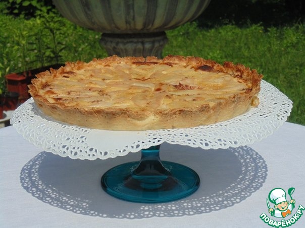 Pear pie with chocolate and butter cream