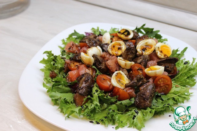 Salad with chicken liver and grapefruit