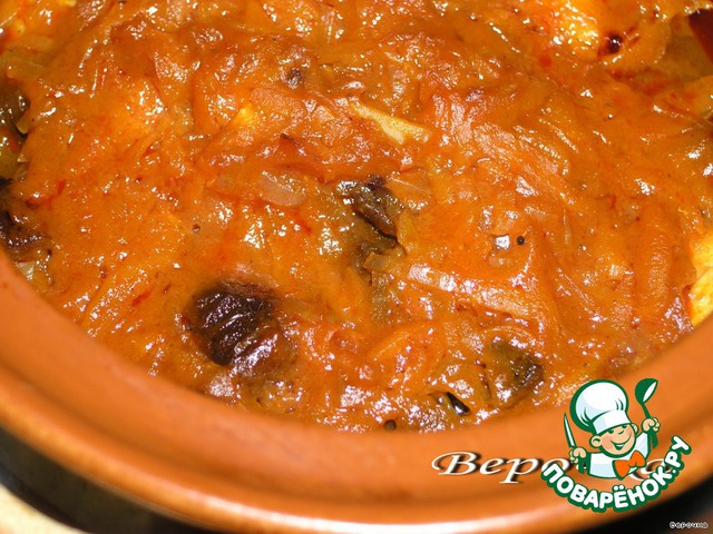 Chicken in a pot with tomato-sauce chernoslivovymi