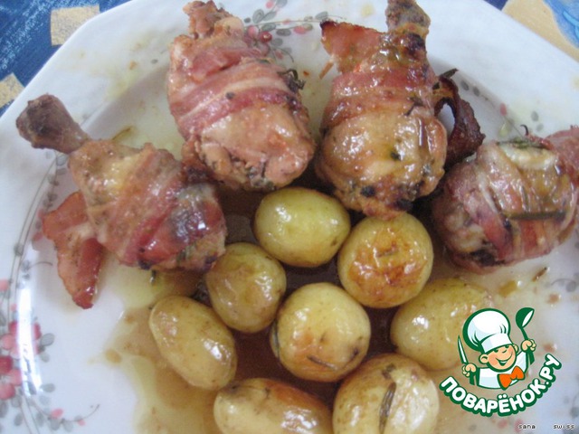 Chicken drumsticks with rosemary, baked in bacon