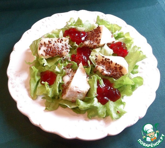 Green salad with Camembert and cranberry sauce