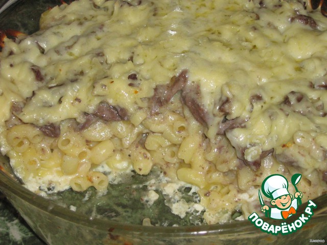 Casserole of macaroni and chicken hearts