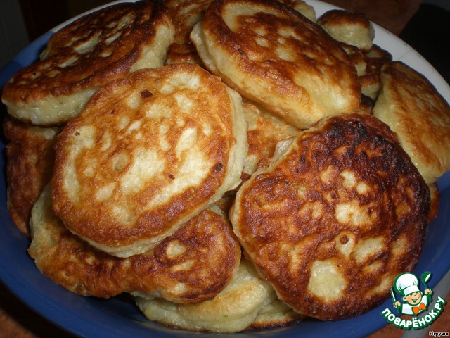 Yeast fritters with onion