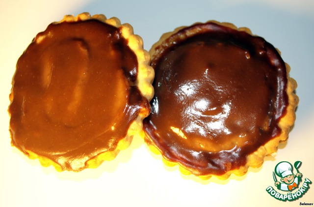 Dessert tartlets with pears and chocolate frosting