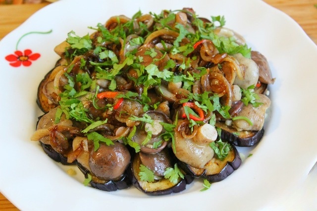 Piquant appetizer from eggplants and mushrooms