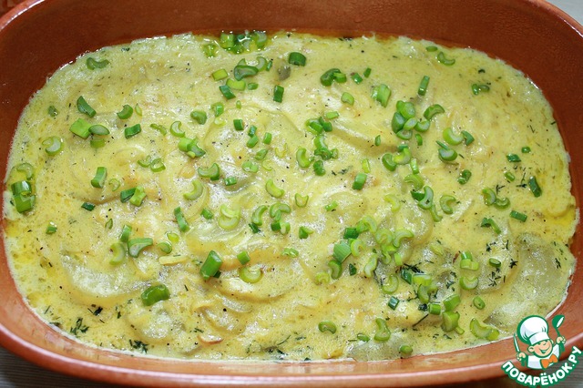 Stewed cucumbers in a sour cream sauce