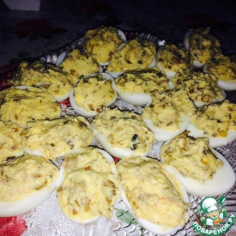Eggs stuffed with tuna and mushrooms